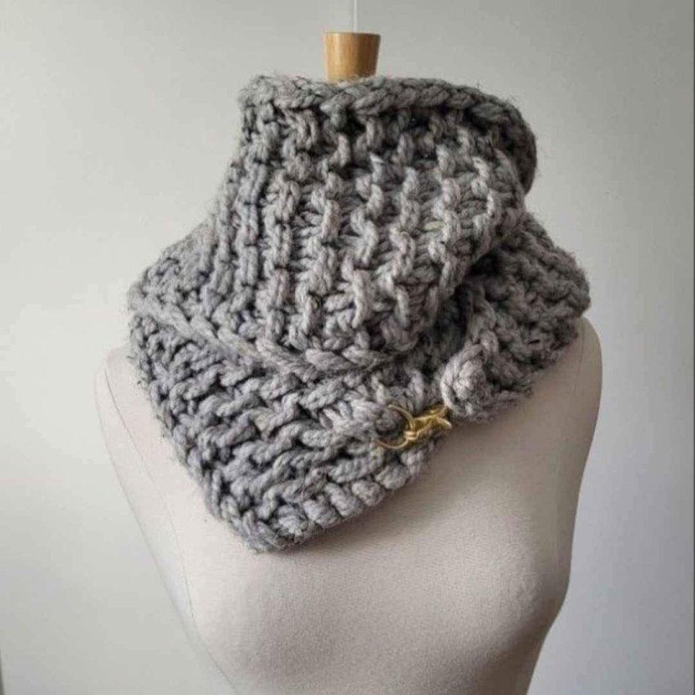MADE IN QUEBEC - Collection Cliche hand-knitted gray wrap scarf